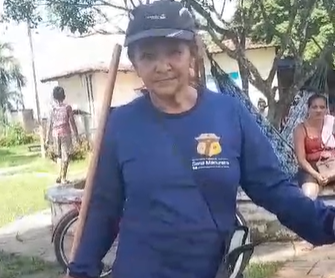 Trabalhadora pede para mulher descartar lixo corretamente e recebe resposta com desdém
