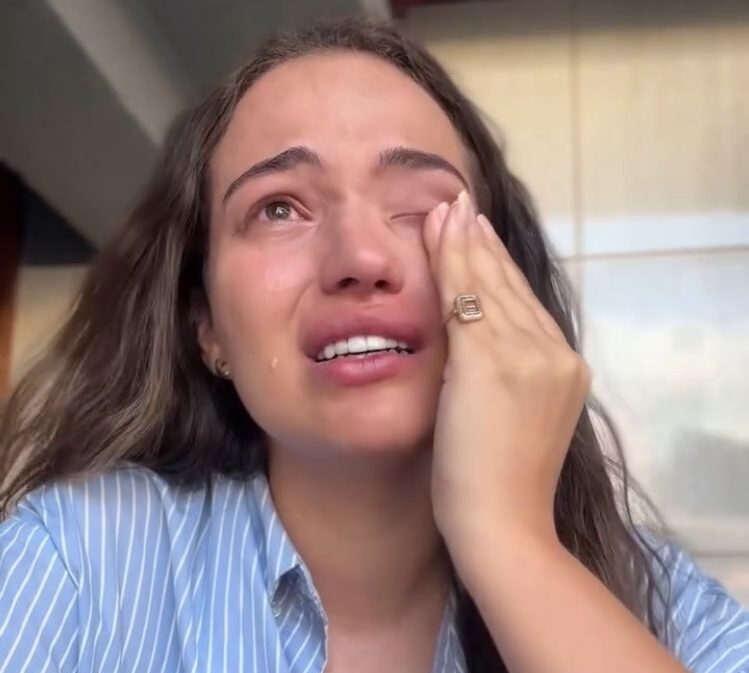 Influenciadora se emociona ao revelar cura do câncer e faz alerta: “Vai fazer teu preventivo, mulher!”