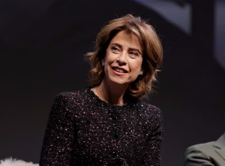 Elegante, Fernanda Torres corrige entrevistadores por gafes durante campanha pelo Oscar