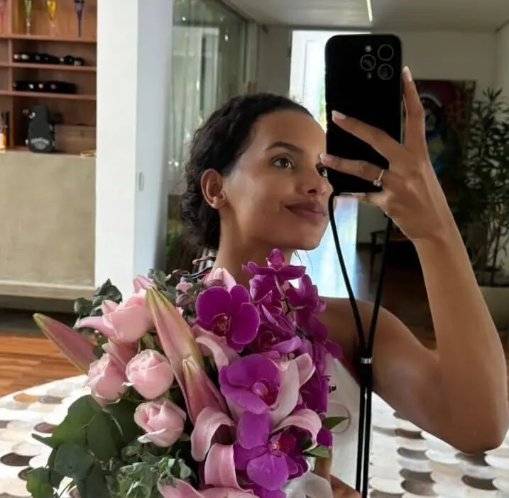 Gleici Damasceno recebe buquê de flores misterioso e deixa fãs curiosos: “Minha semana já começou assim”