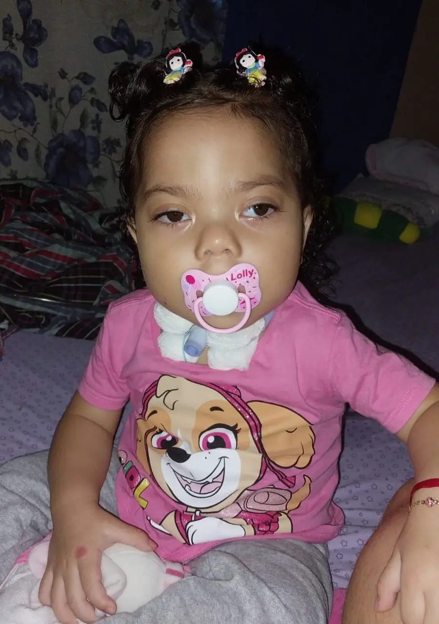 A luta de Helena: mãe desesperada busca ajuda para filha com condição rara