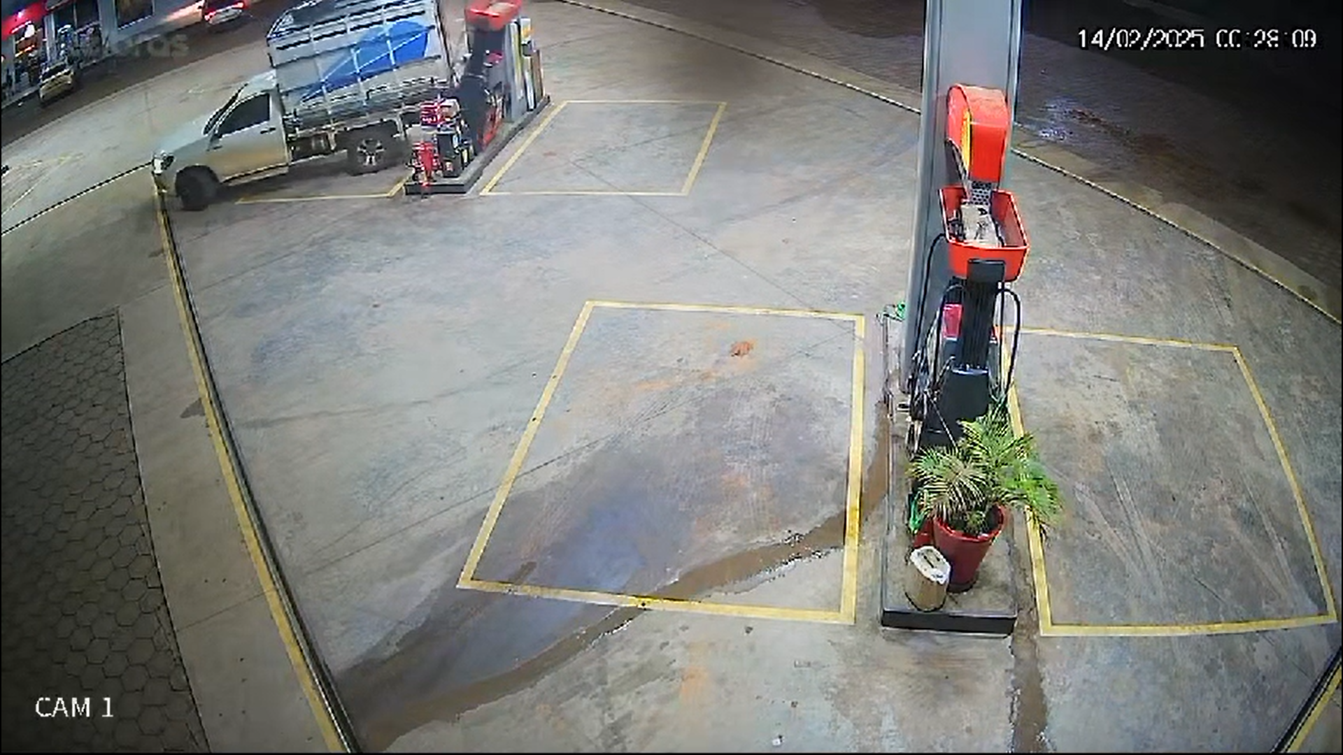 No interior do Acre, caminhão derruba bomba de gasolina em posto e foge do local; ASSISTA