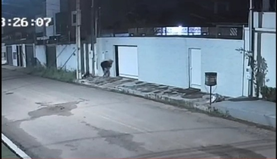 Família revela momento de pânico vivido durante assalto: “Entraram na casa errada”