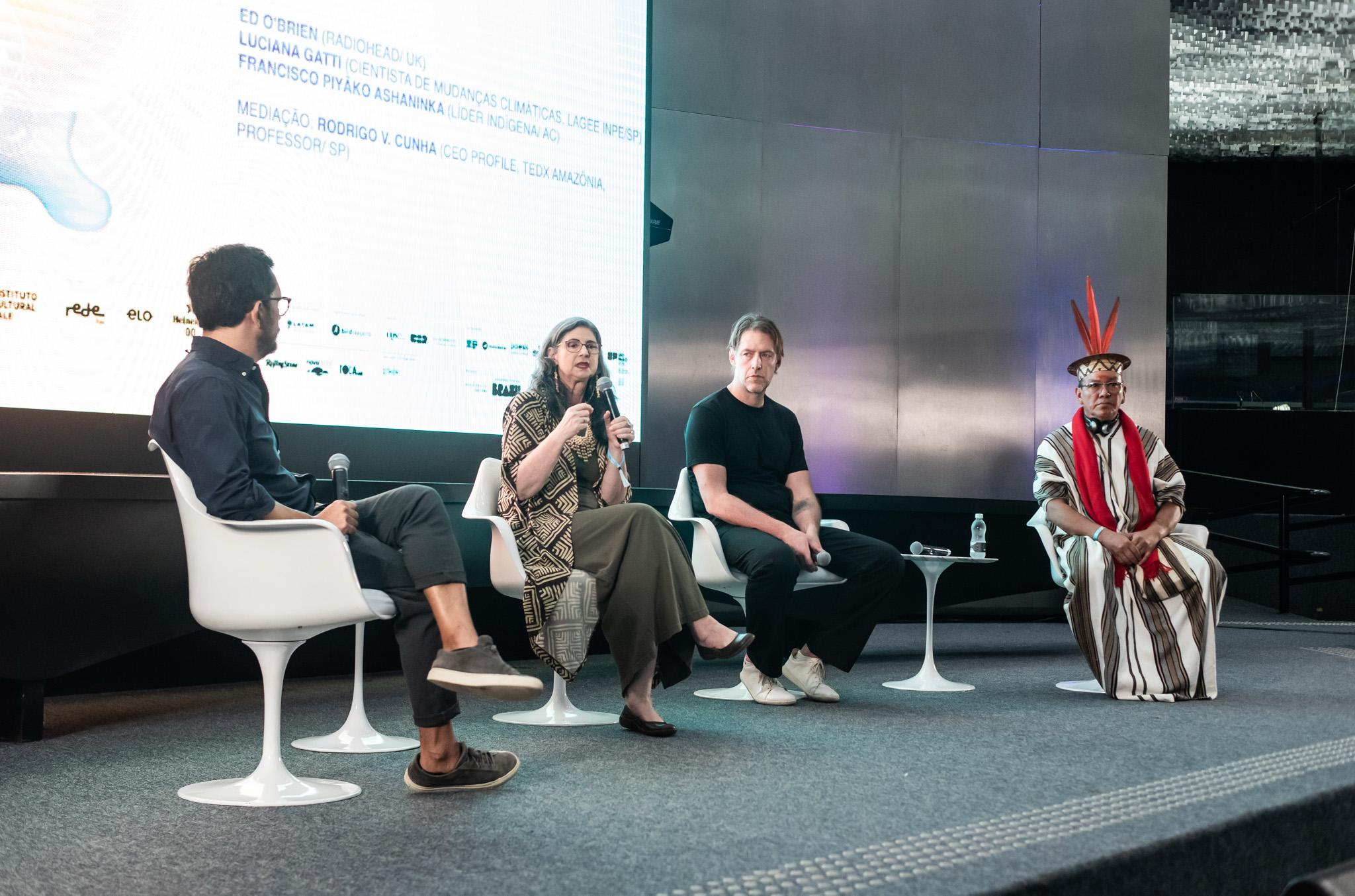 Líder indígena do Acre debate urgência climática com guitarrista da banda Radiohead, em São Paulo