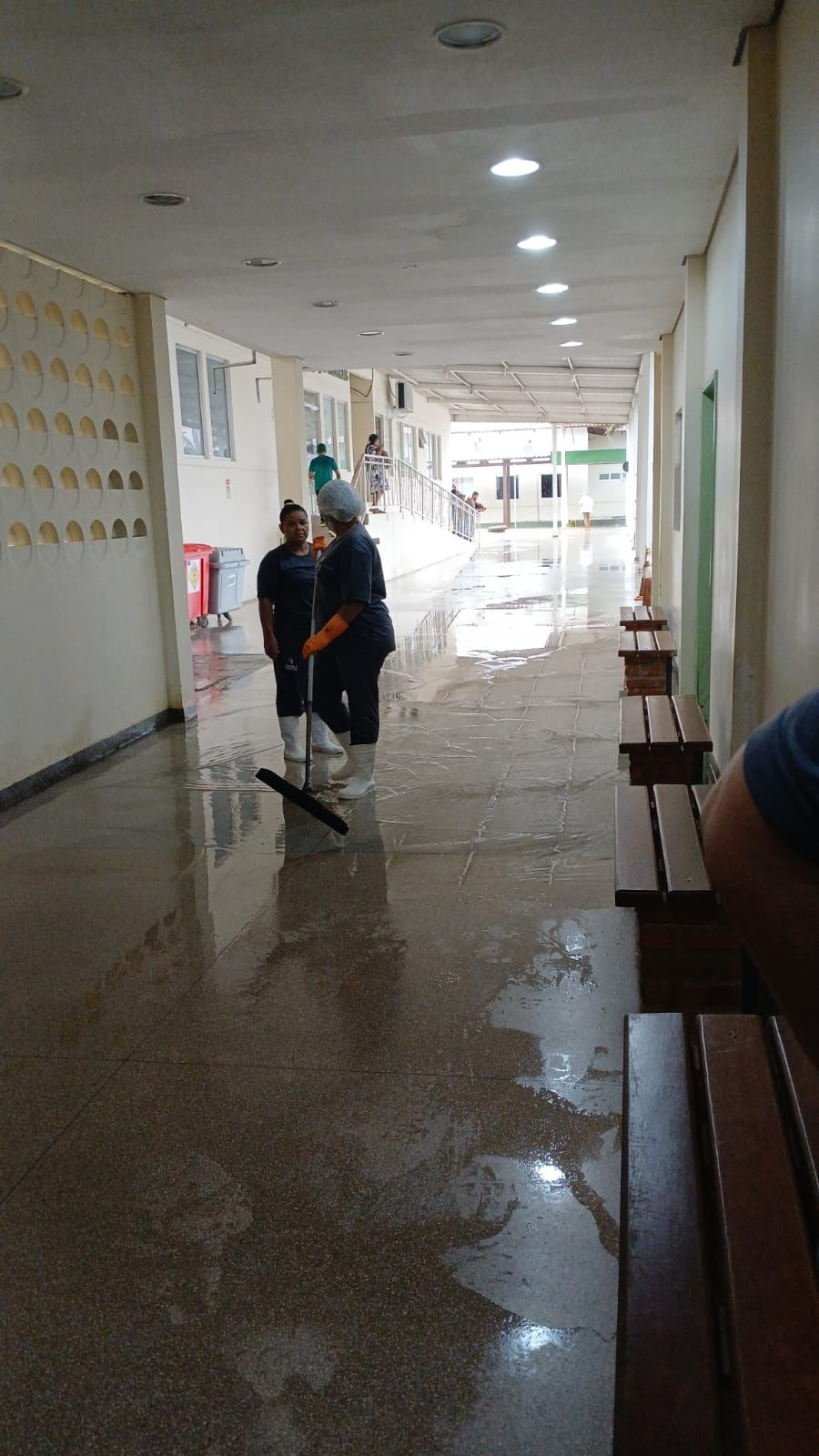 Chuva invade corredores da Fundhacre e assusta funcionários e pacientes; VEJA