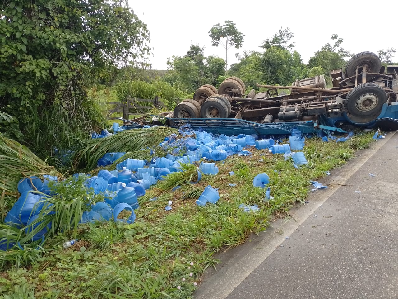Caminhão com galões de água perde o controle e capota na BR-364; motorista é socorrido