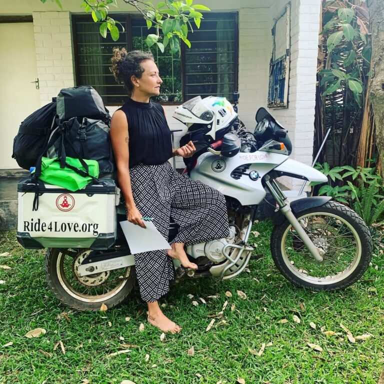 Francesa que viaja o mundo de moto ao lado da gata chega ao Acre para dar aula de Yoga Francesa que viaja o mundo de moto ao lado da gata chega ao Acre para dar aula de Yoga