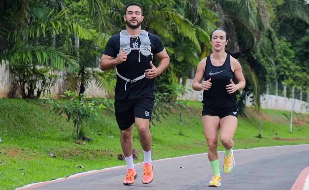 Juh Vellegas arrasta namorado para o ‘exercise’ e convoca seguidores: “Arrasta teu boy também”