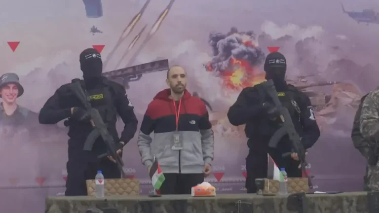 Hamas liberta 5 dos 6 reféns previstos na primeira fase do cessar-fogo