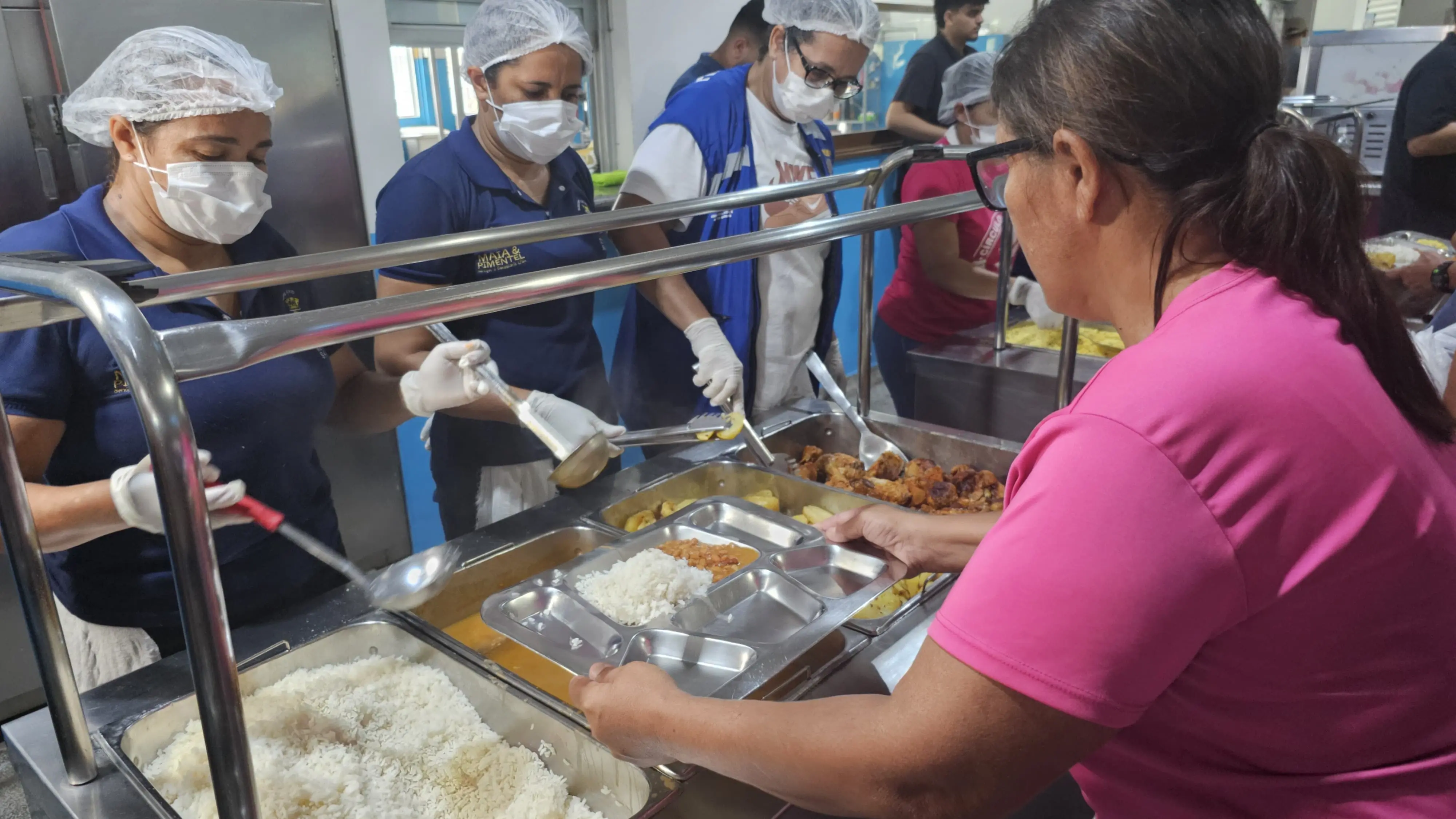 Mantendo R$ 2 no prato, Restaurante Popular reabre com frango assado e suco de caju