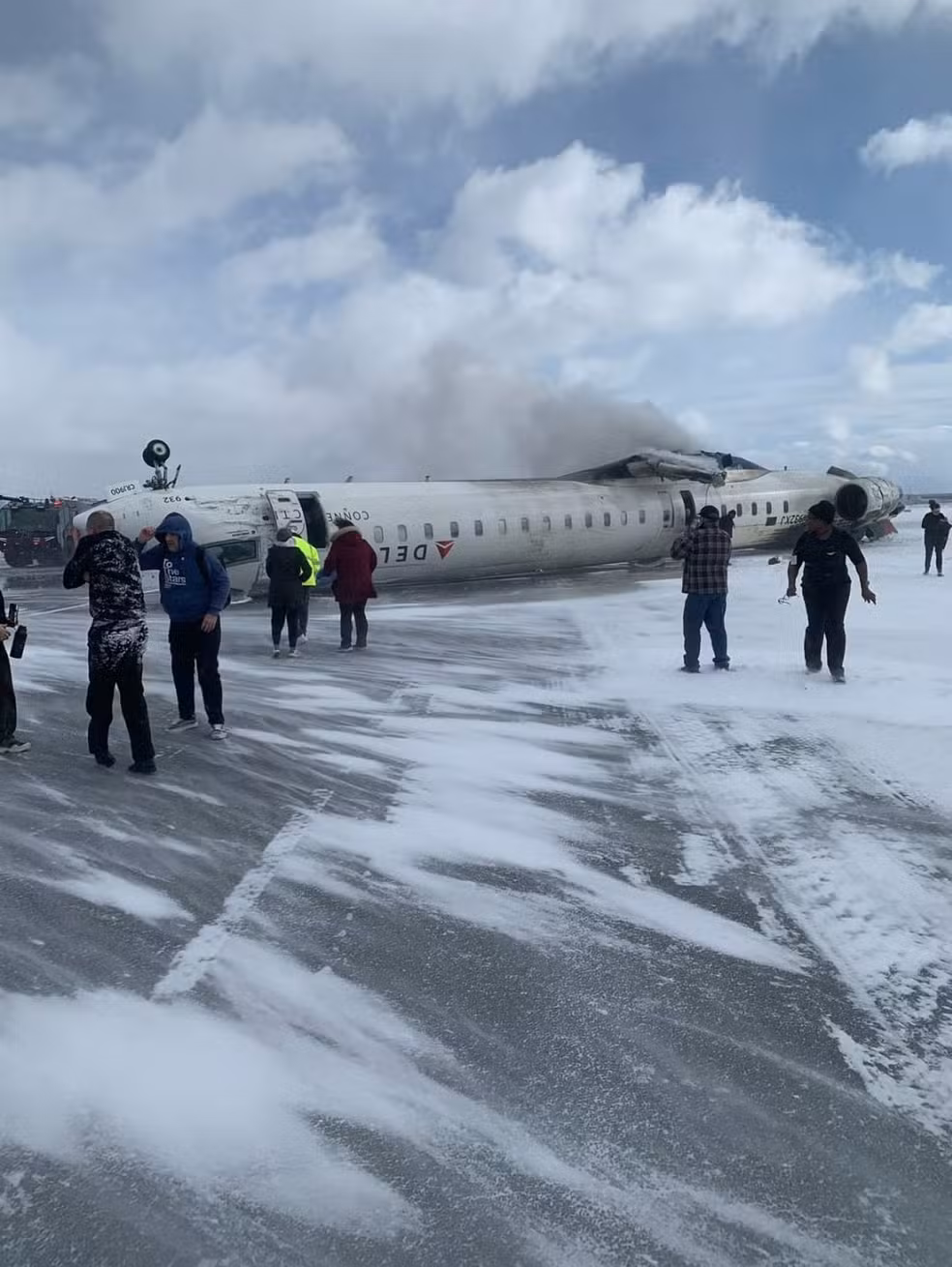 Vídeo mostra momento em que avião capota ao pousar em Toronto