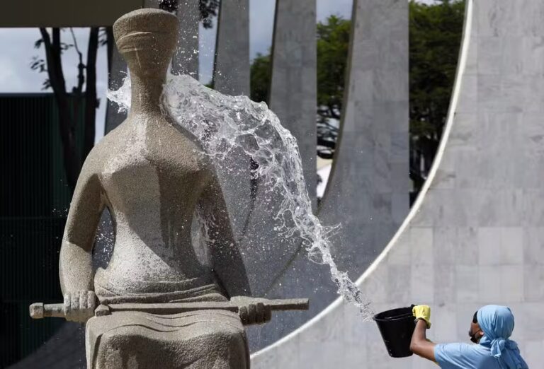Bolsonaro chama de ‘recuo tático’ prisão domiciliar para mulher que pichou estátua do STF