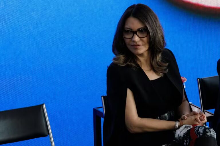 Governo monta bunker para blindar Janja, que tenta ajustar atuação sem deixar viagens de lado