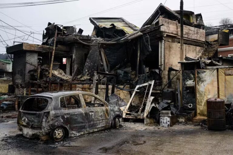 Incêndios florestais seguem na Coreia do Sul, e bombeiros mobilizam helicópteros no combate às chamas