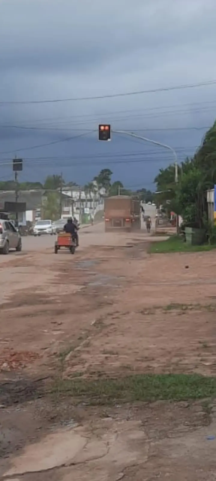 Carreta bitrem é flagrada trafegando em ruas de Sena Madureira e causa transtornos