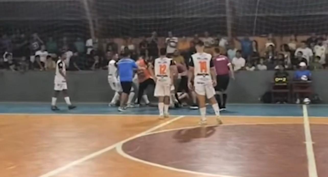 VÍDEO: árbitro é agredido durante partida de futsal no interior do Acre; confira o momento
