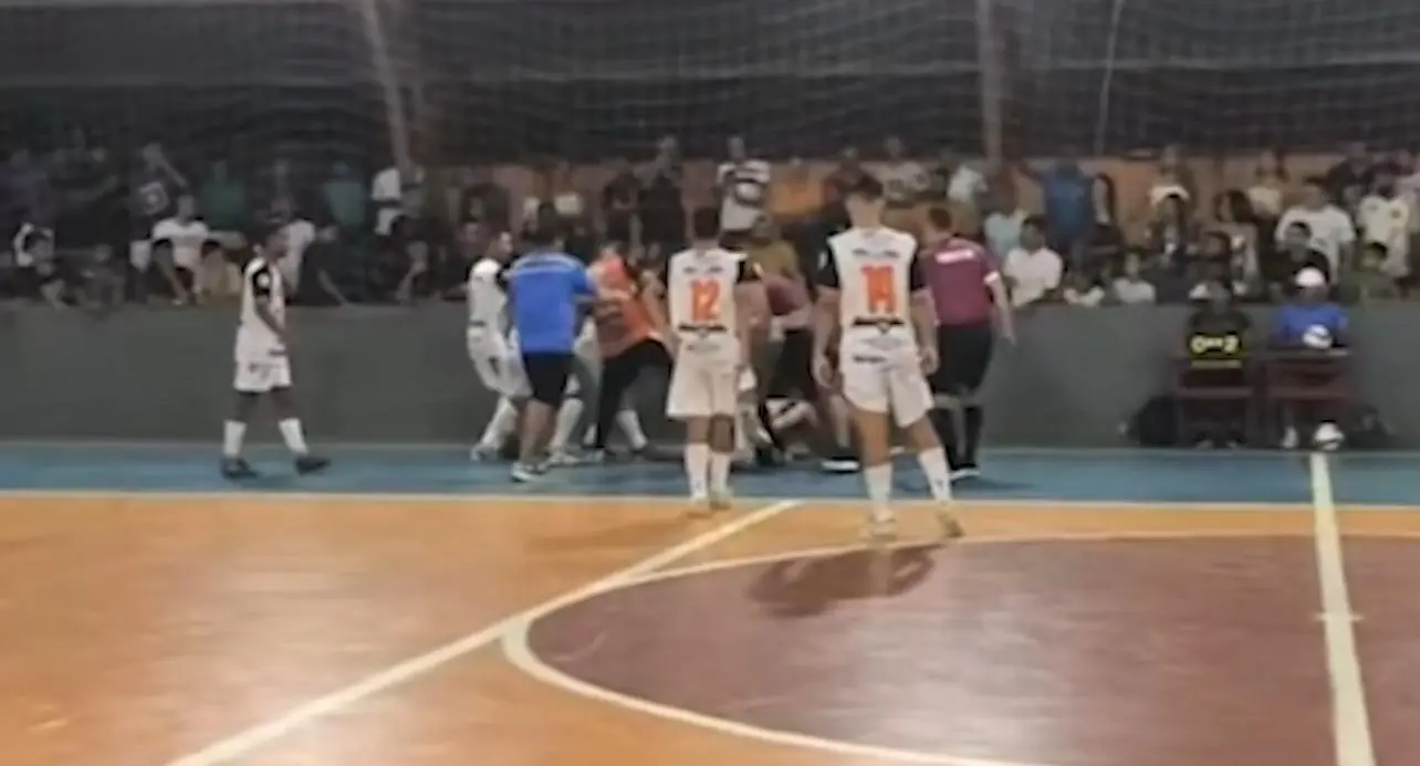VÍDEO: árbitro é agredido durante partida de futsal no interior do Acre; confira o momento