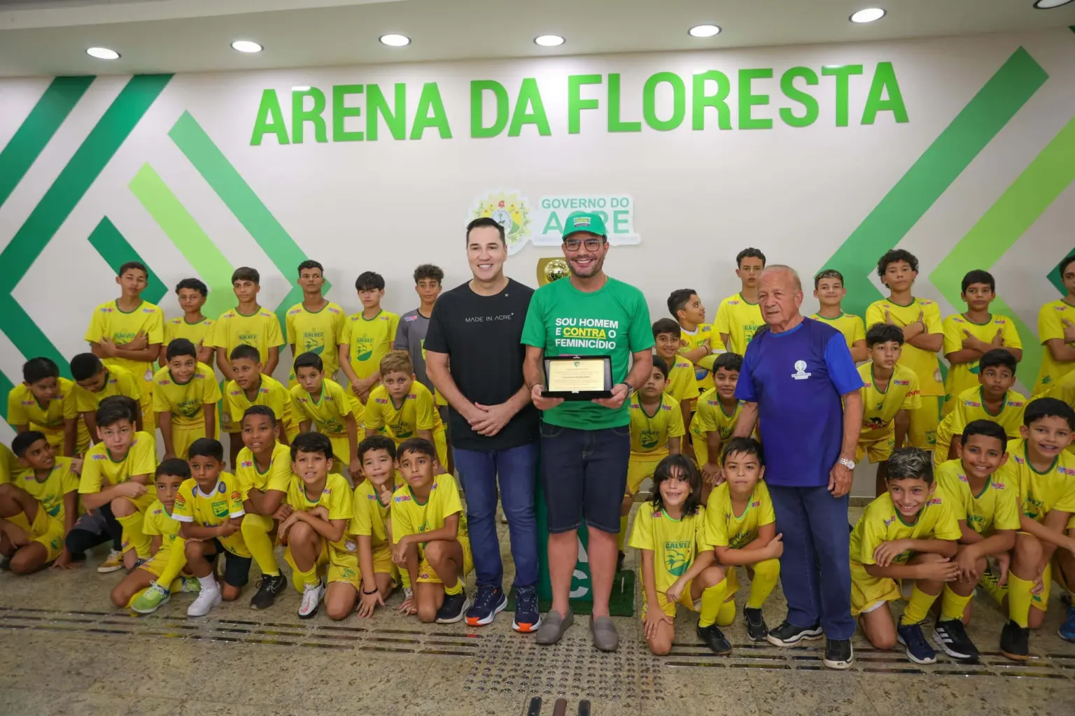 Gladson Camelí recebe homenagem na final do Campeonato Acreano de Futebol