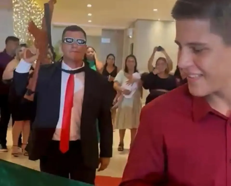 Estudante de Direito se forma com ‘fuzil’ e bandeira do Brasil para homenagear Bolsonaro