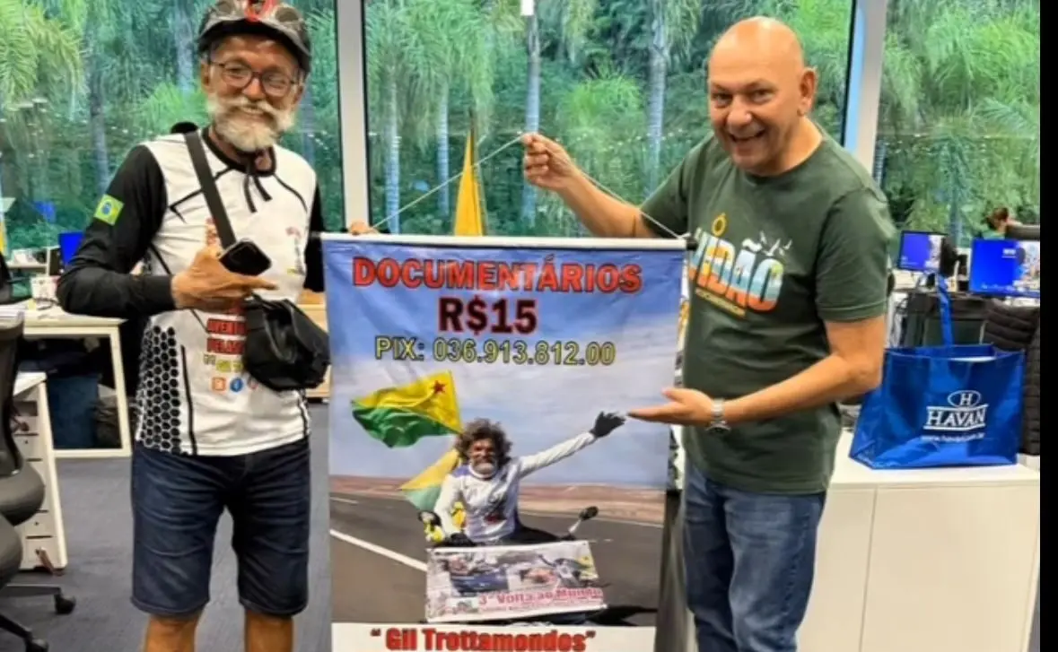 Acreano que viaja o país todo de bicicleta ganha apoio do ‘Véi da Havan’, durante encontro em SC