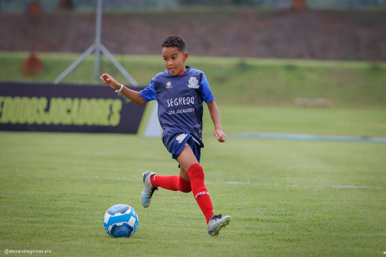 Família de acreano de 11 anos busca apoio para ele viajar e fazer teste em time do futebol nacional