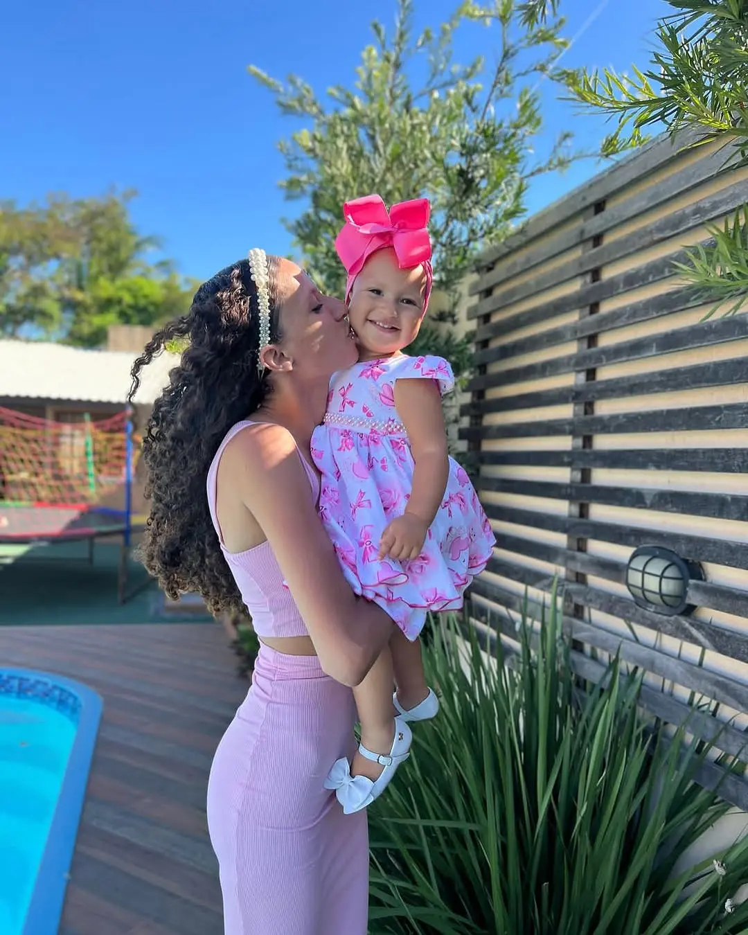 Influenciadora viraliza ao se molhar na chuva para proteger a filha: “Minha tempestade nunca vai molhar minha filha”
