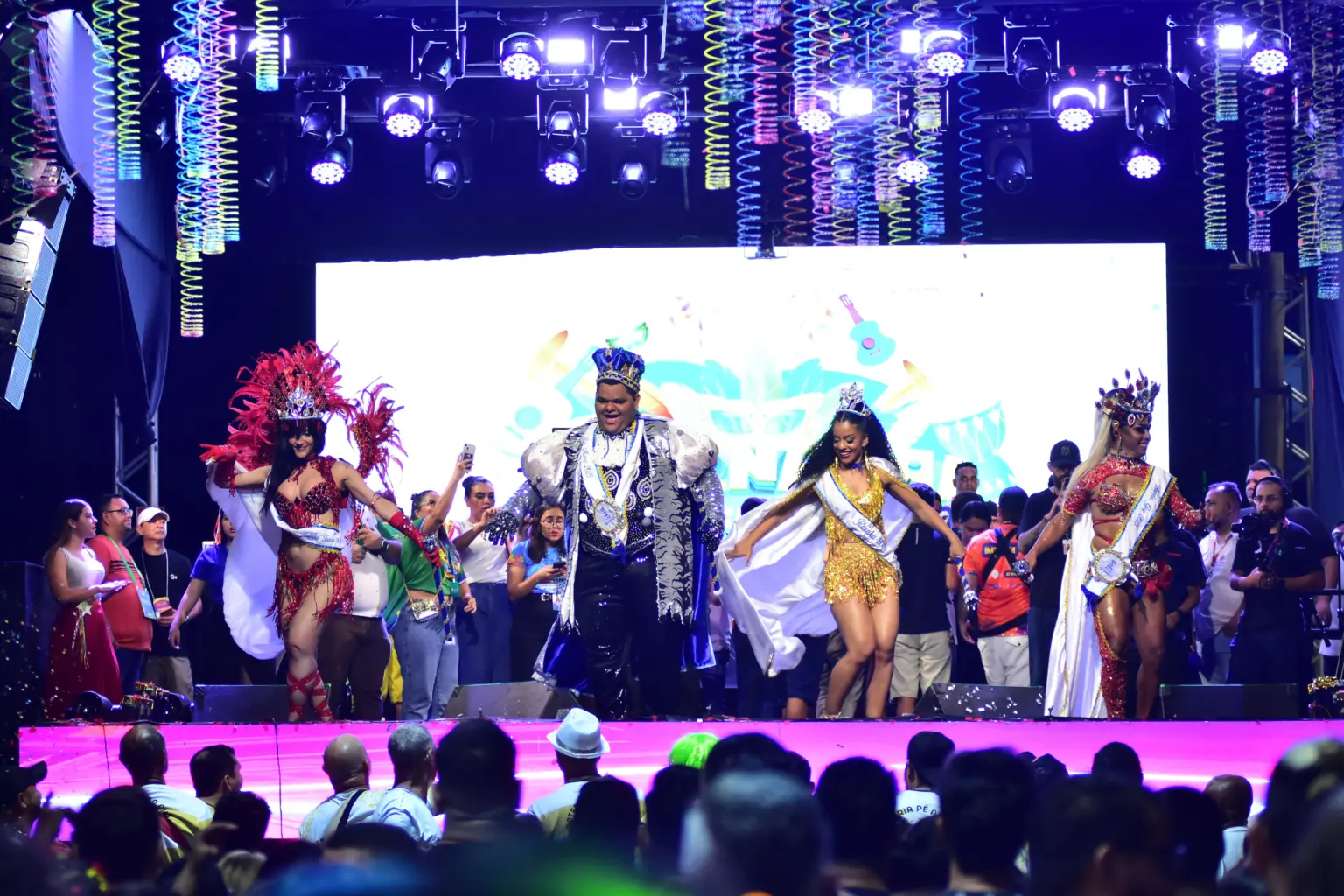 Escolha da Rainha Gay e Trans e muita animação: foliões curtem segunda noite de Carnaval