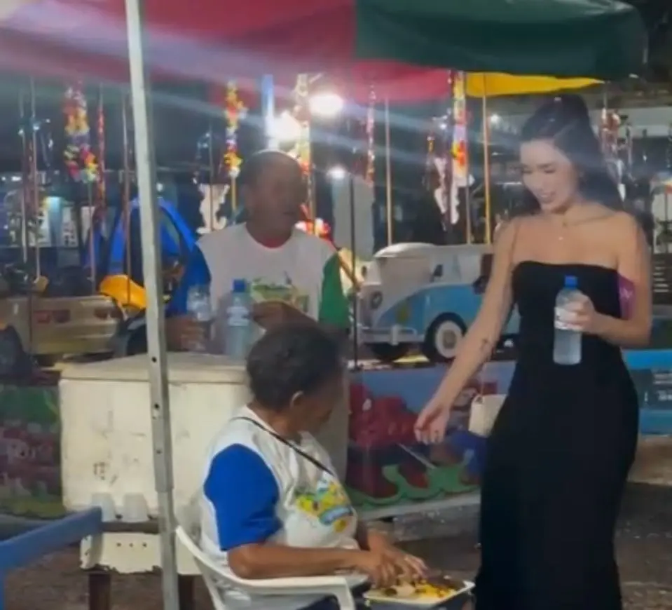 Em ato de solidariedade, Rogéria Rocha ajuda casal que vendia água no Carnaval da Família