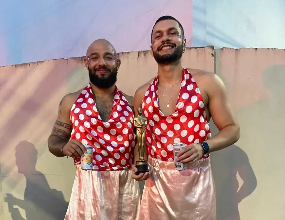 Dupla se fantasia de Fernanda Torres em noite que artista concorre ao Oscar de melhor atriz