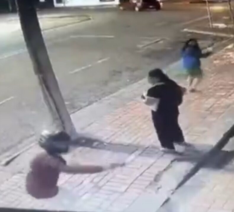 Jovem tem celular e cordão roubados durante assalto em bairro de Rio Branco; veja o vídeo