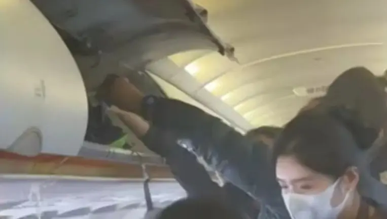 Carregador pega fogo durante voo e passageiros jogam água para conter chamas; veja o vídeo
