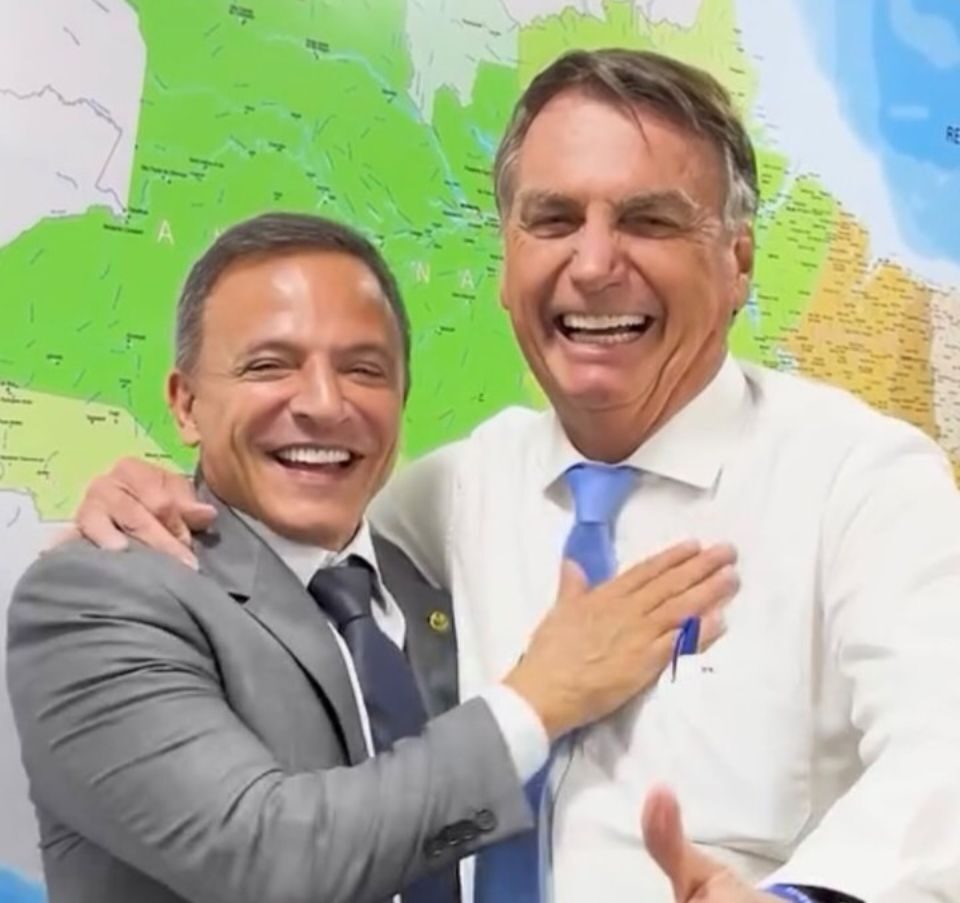 “Somos imbrocháveis”, diz Bolsonaro ao agradecer Márcio Bittar por felicitação de aniversário