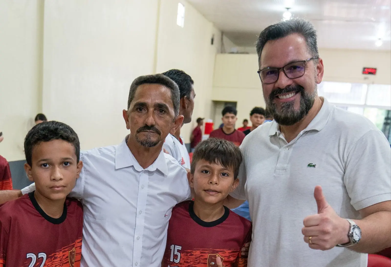 Alan Rick anuncia recurso para fortalecer cadeia de café e entrega material esportivo para escolinha do Nato