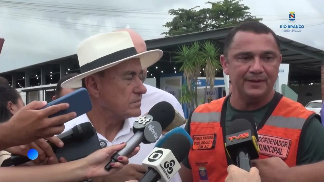 Bocalom visita abrigos e diz que apesar de vazante, nível do Rio Acre deve subir nos próximos dias