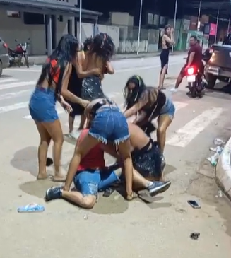 Casal troca socos, rola no chão e mulher acaba com os seios à mostra em briga no carnaval de Sena