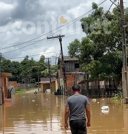 Enchente do Rio Acre deixa casas submersas no bairro Triângulo
