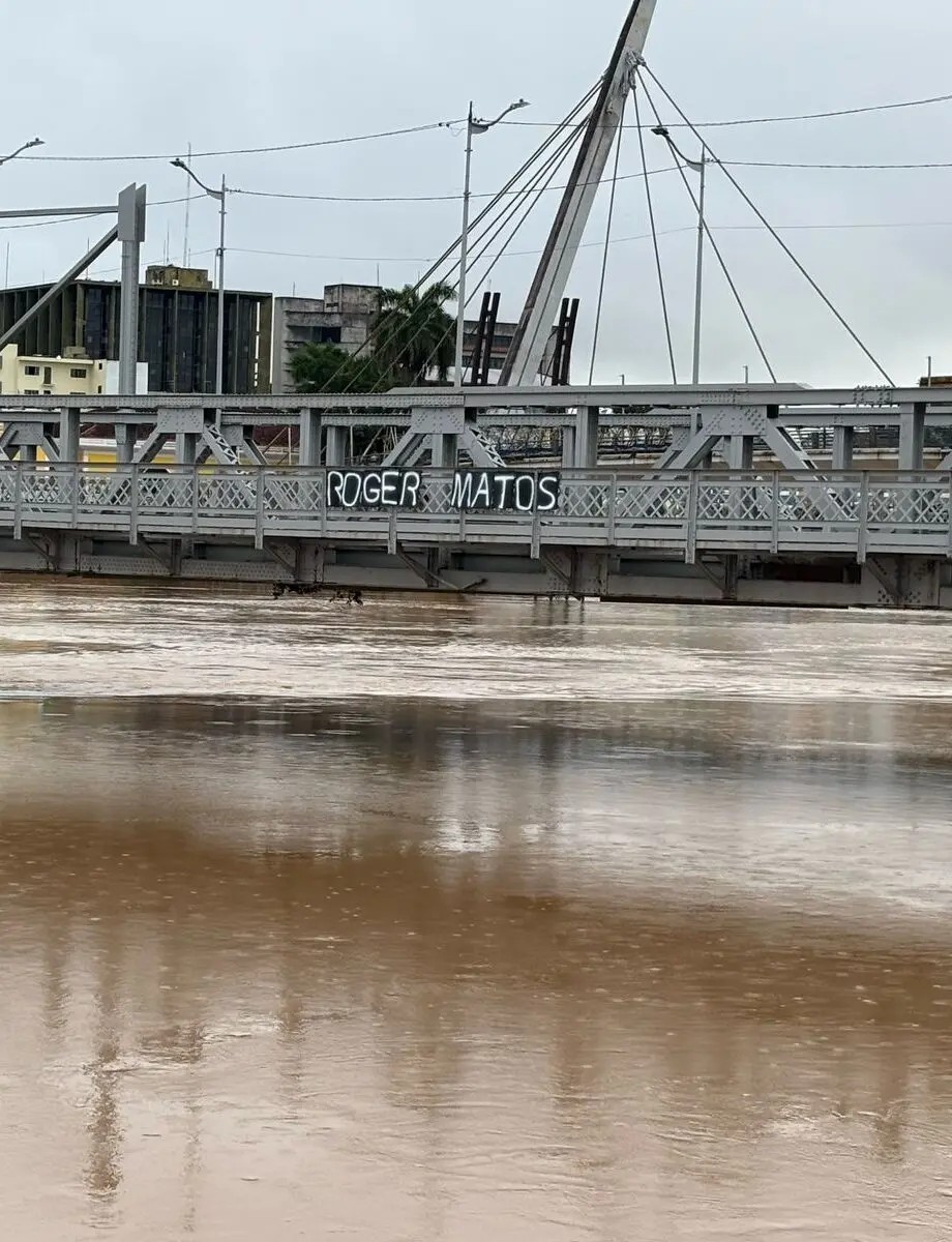 Faixa com nome de jovem desaparecido no Rio Acre é estendida na Ponte Metálica; ASSISTA