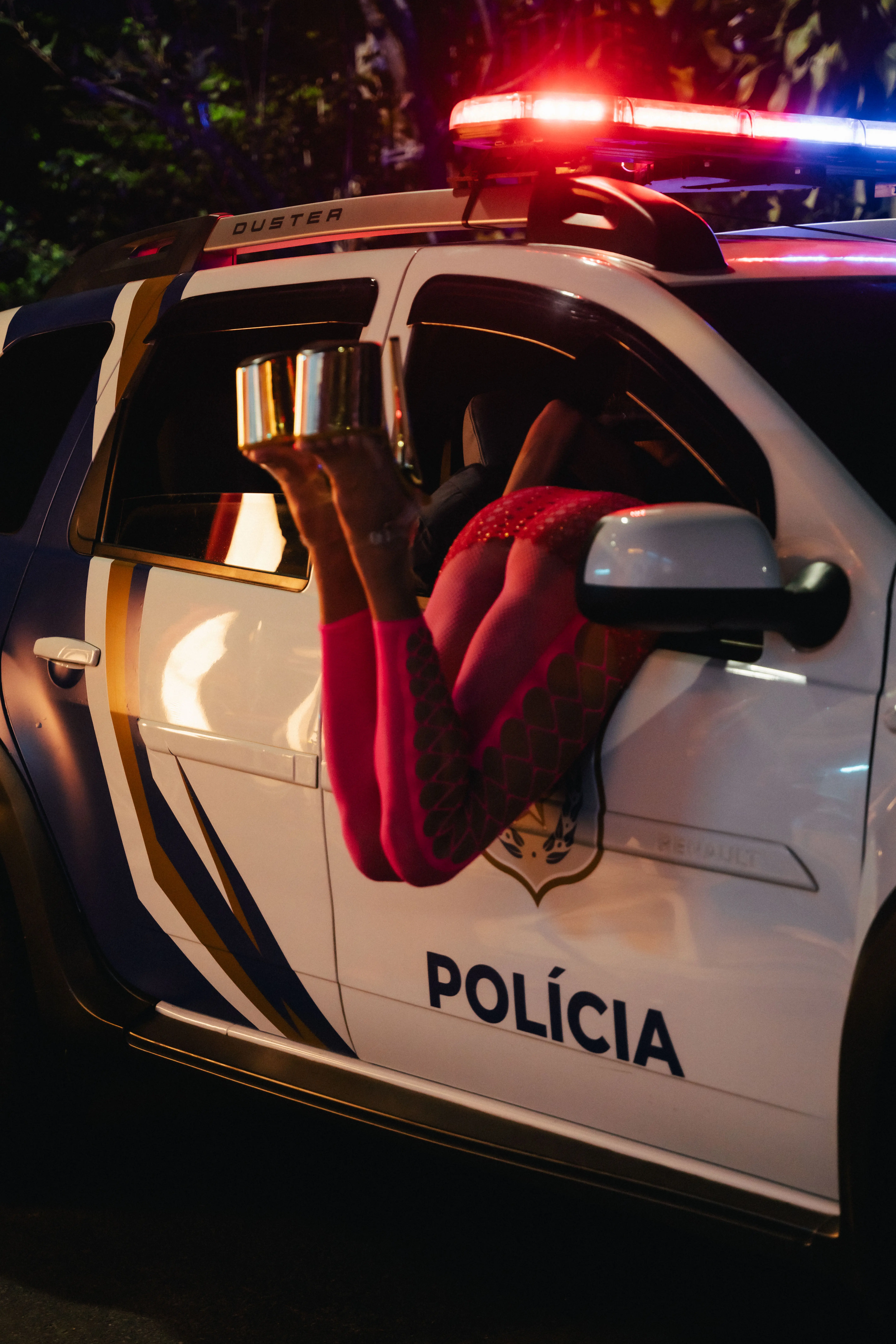 Deborah Secco simula cena sensual em viatura e homenageia Mulher Banana no Carnaval