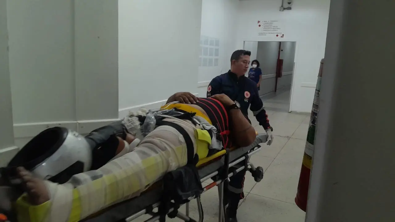 Jovem fica gravemente ferido após colisão entre carro e moto em Rio Branco; motorista presta socorro