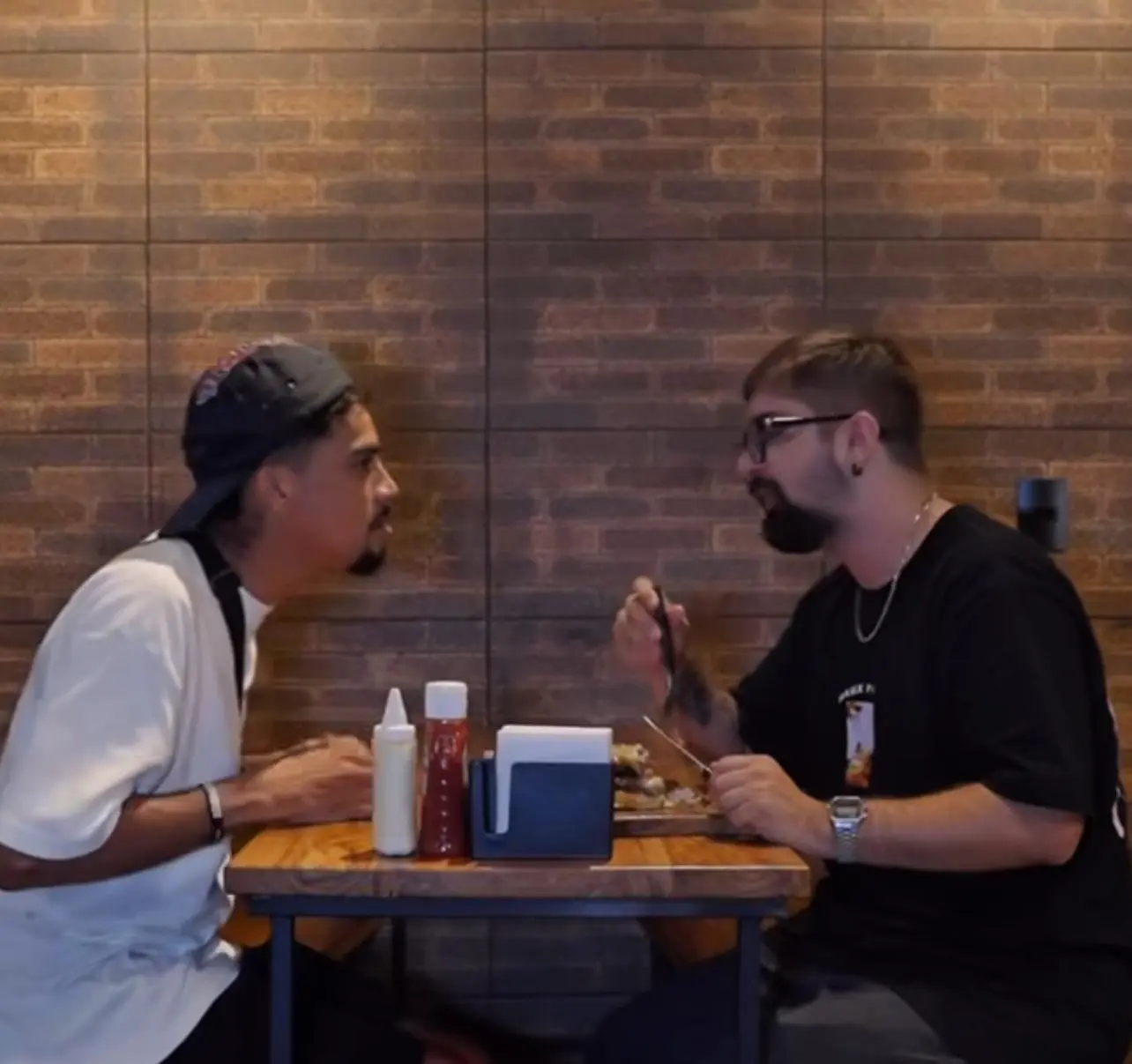 Humoristas brincam com próprias polêmicas em vídeo divulgando show de Stand Up