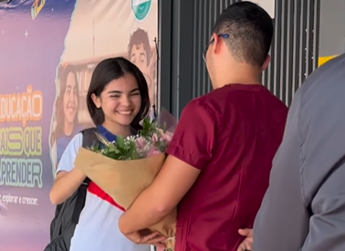 Pai faz surpresa emocionante com um buquê de flores para filha na saída da escola em Rio Branco; veja vídeo