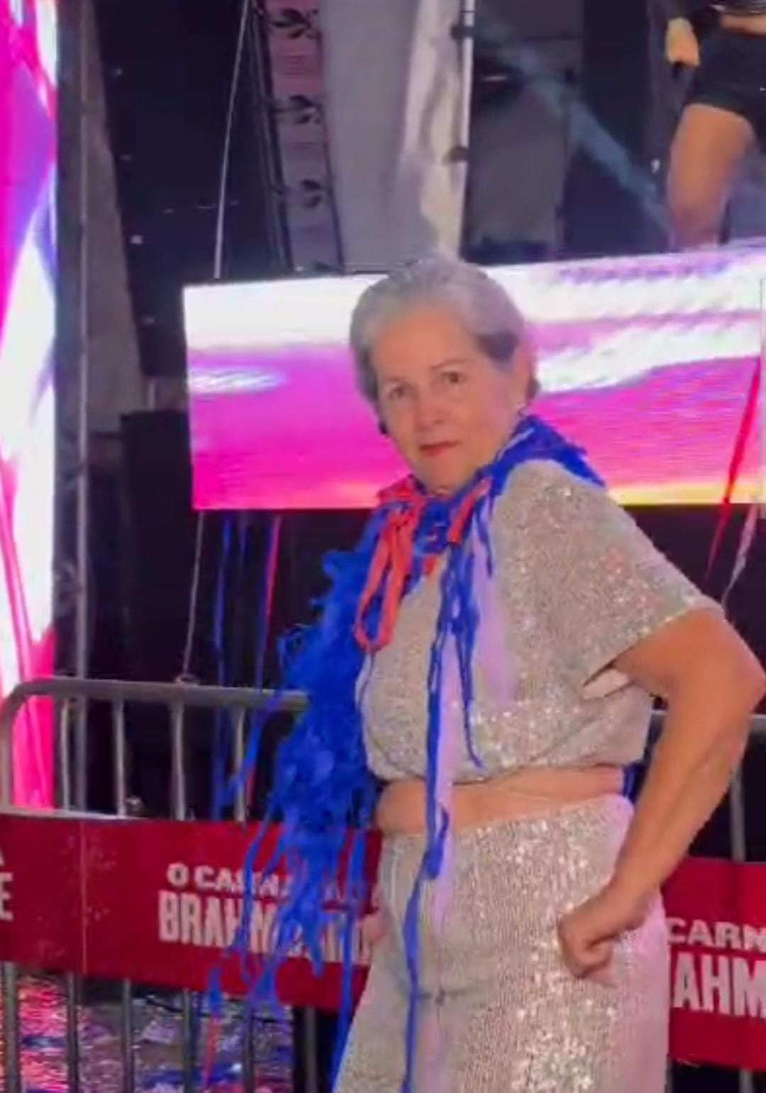 Idosa rouba a cena no Carnaval da Família com gingado e simpatia ao som da Banda Tchakabum