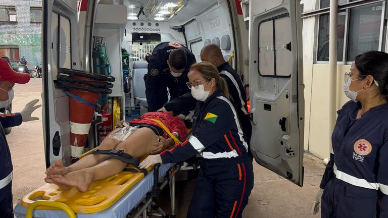 Mulher tenta atravessar rodovia fora da faixa de pedestres e é atropelada em Rio Branco