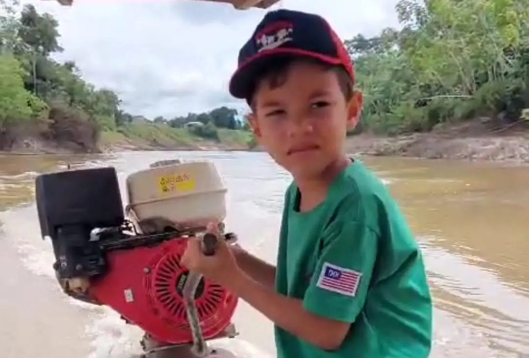 O menino de 7 anos pilota barcos e faz serviço em sua fazenda melhor que muitos adultos