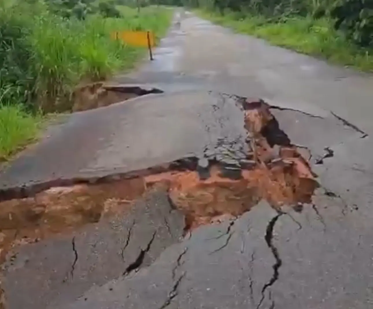 VÍDEO: erosão destrói metade da rodovia AC-10, que liga Rio Branco a Porto Acre