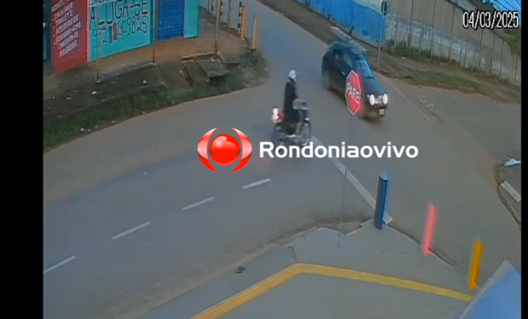 VĂDEO: Motociclista avança cruzamento e fica gravemente ferido em acidente