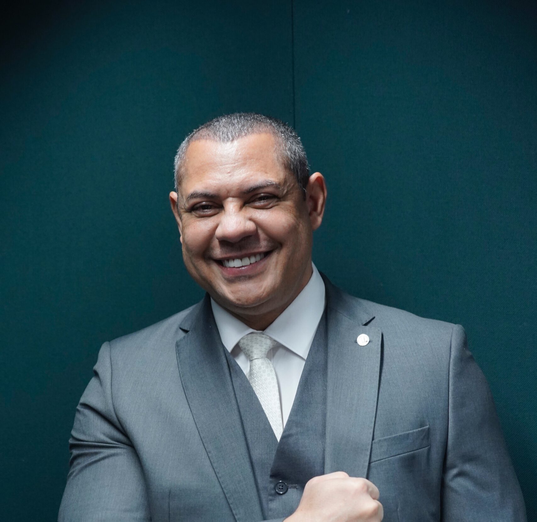Ulysses solicita audiência pública para debater porte de arma para vigilantes fora do serviço