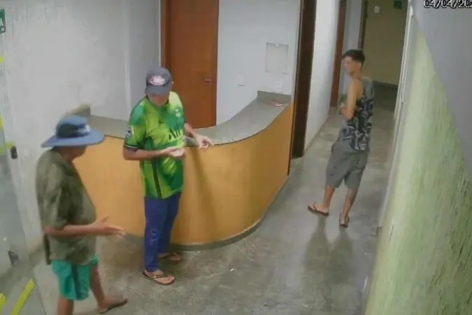 Câmeras mostram chegada de autores e vítima de esquartejamento em apartamento; veja