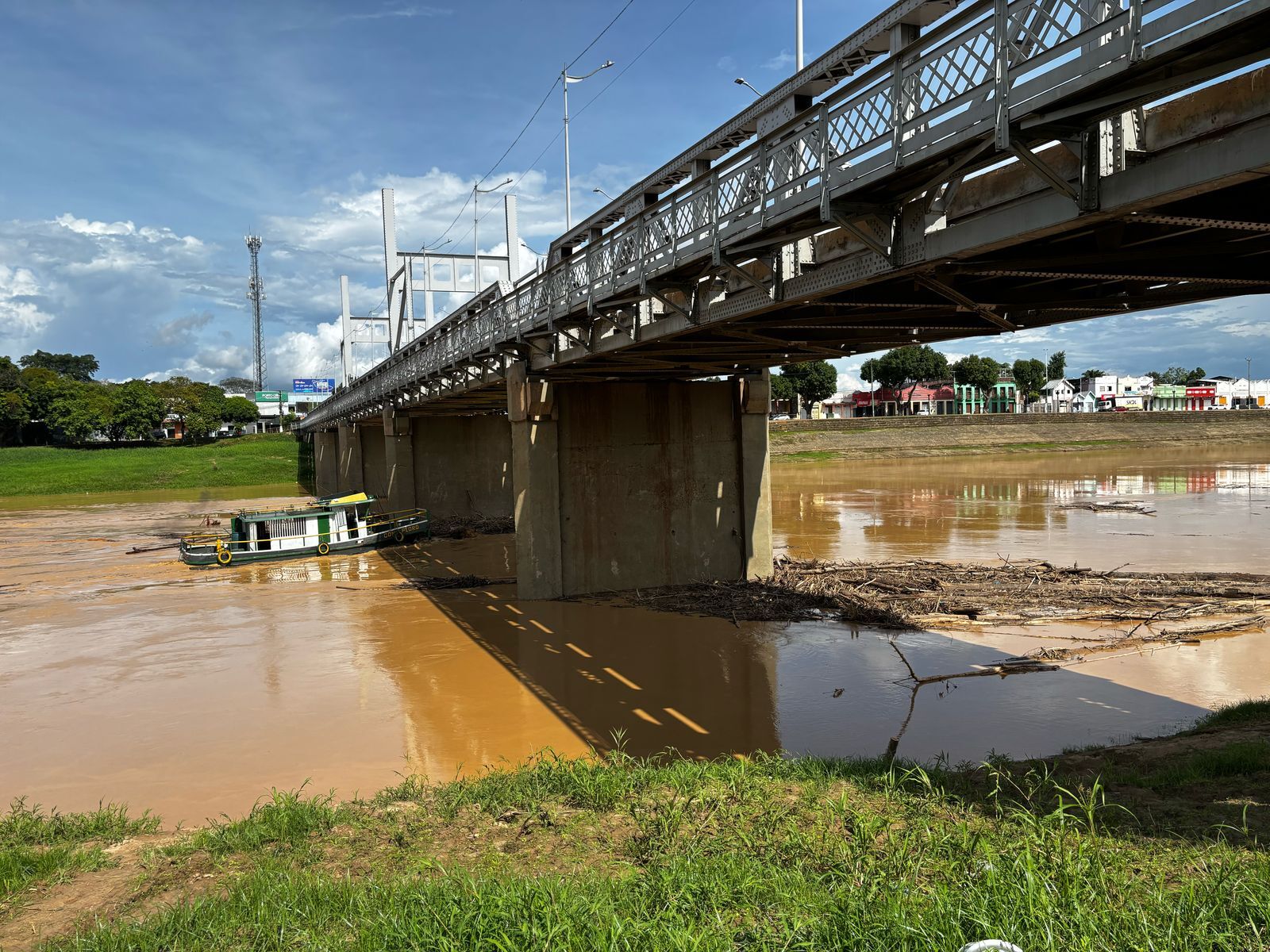 Rio Acre ultrapassa os 11 metros na capital e balseiros são retirados da Ponte Metálica
