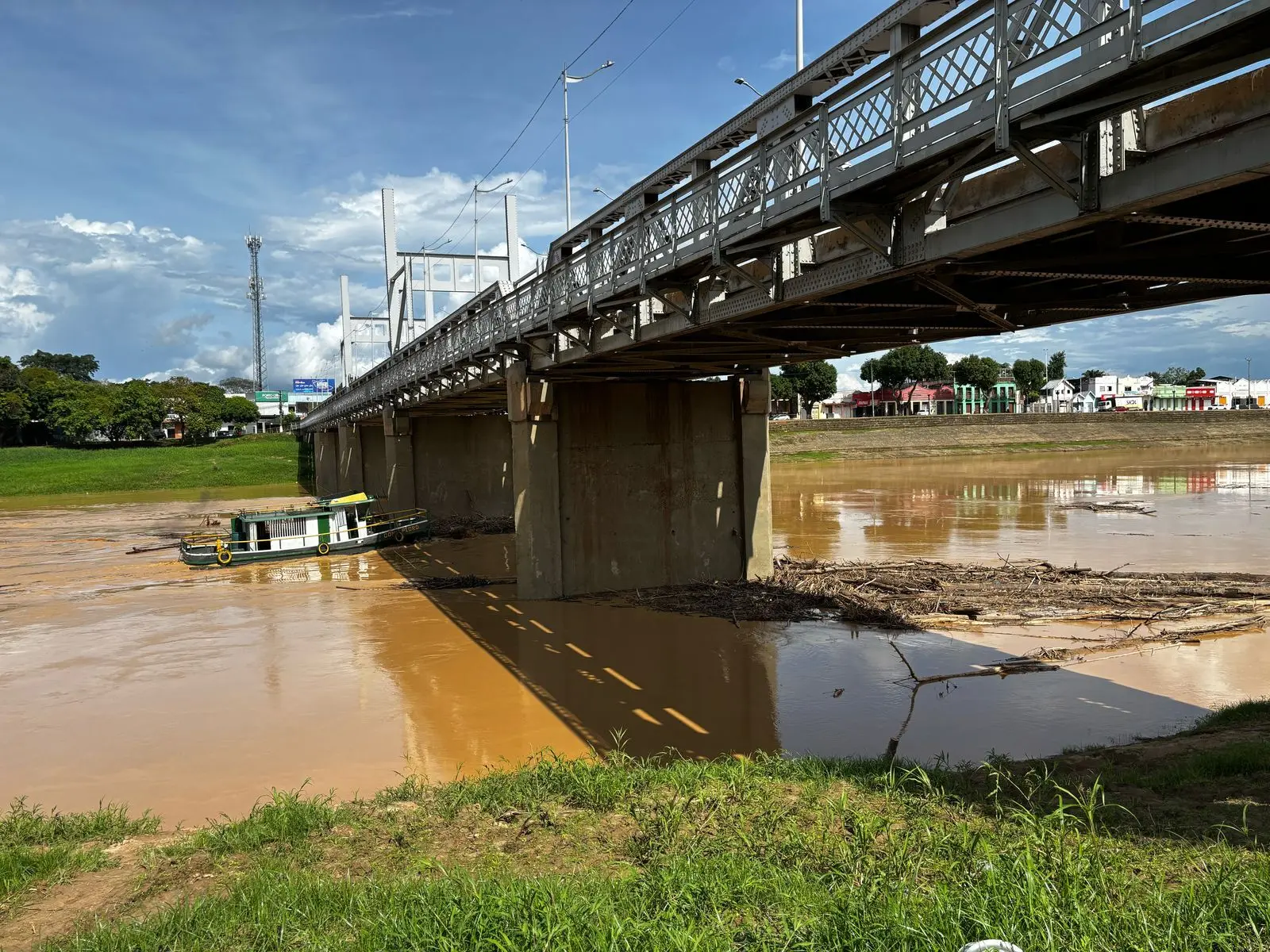 Rio Acre ultrapassa os 11 metros na capital e balseiros são retirados da Ponte Metálica